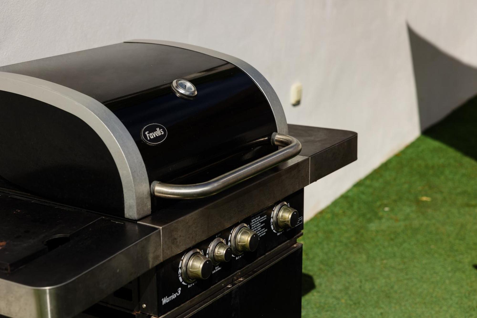 With Minimalist Decor, Pool And Bbq, Two Minutes' Walk From Costabella Willa