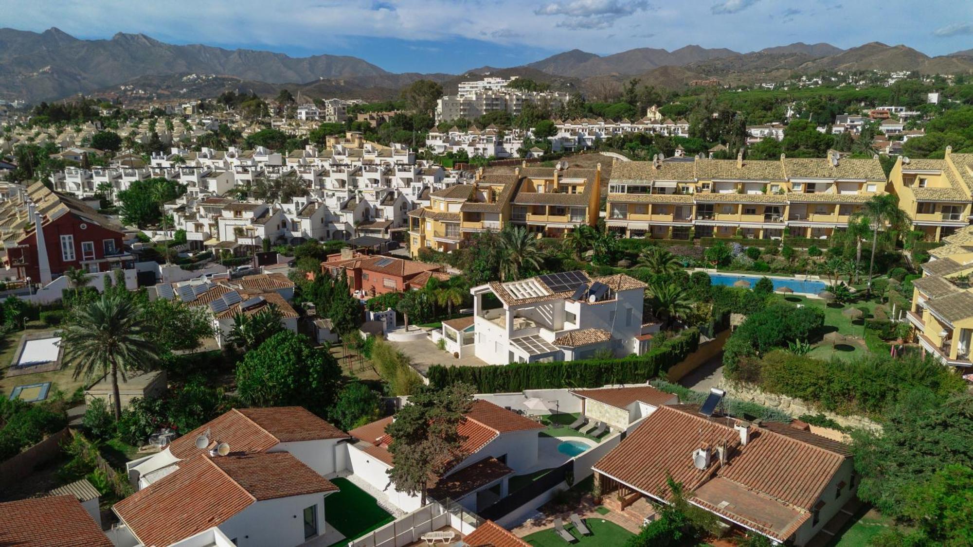 With Minimalist Decor, Pool And Bbq, Two Minutes' Walk From Costabella *