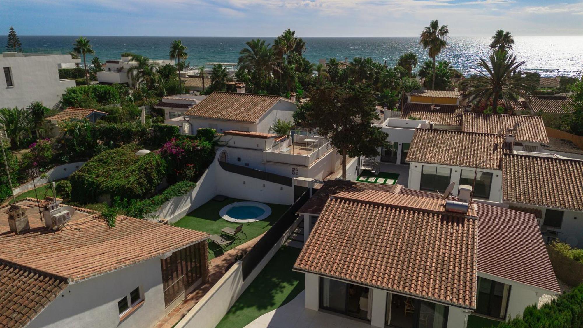 Villa With Minimalist Decor, Pool And Bbq, Two Minutes' Walk From Costabella Marbella