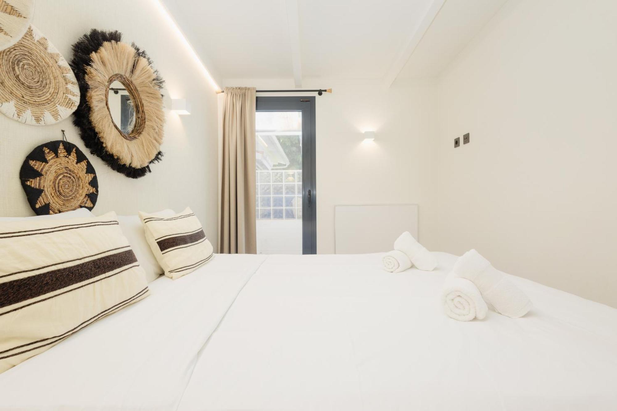 With Minimalist Decor, Pool And Bbq, Two Minutes' Walk From Costabella Villa *