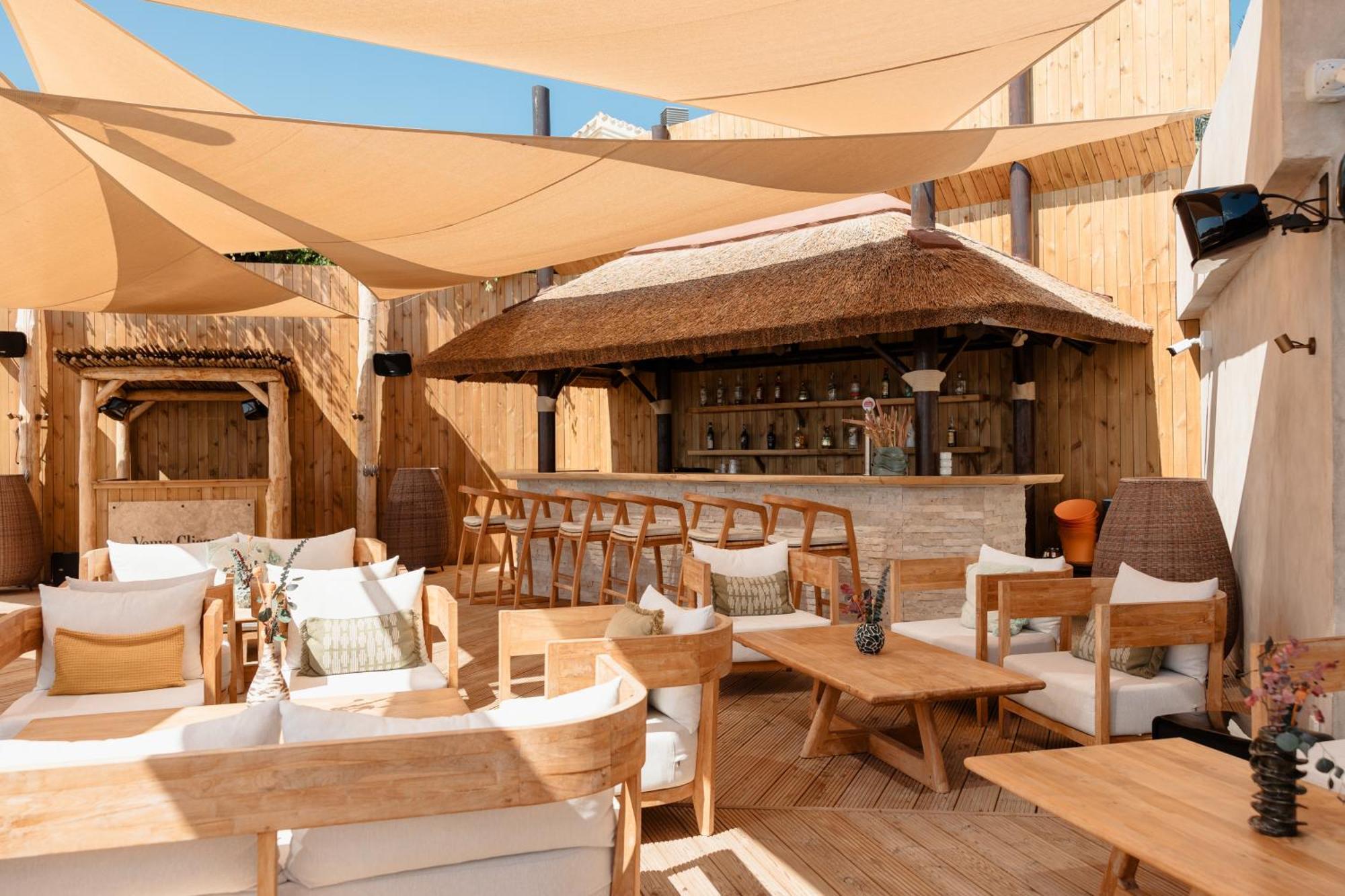 Villa With Minimalist Decor, Pool And Bbq, Two Minutes' Walk From Costabella