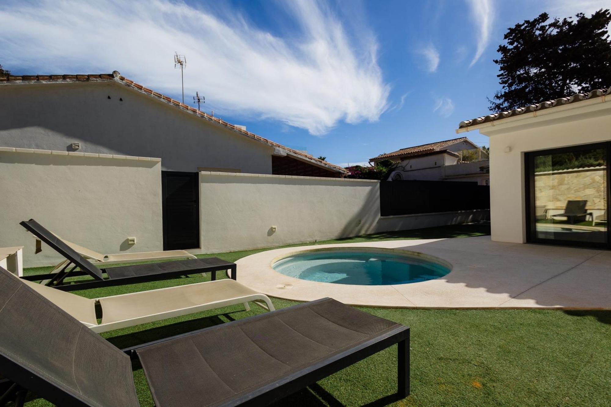 With Minimalist Decor, Pool And Bbq, Two Minutes' Walk From Costabella
