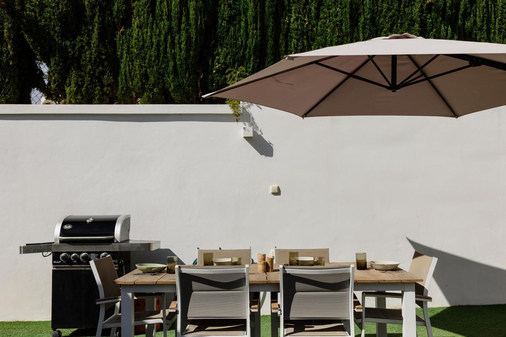Villa With Minimalist Decor, Pool And Bbq, Two Minutes' Walk From Costabella