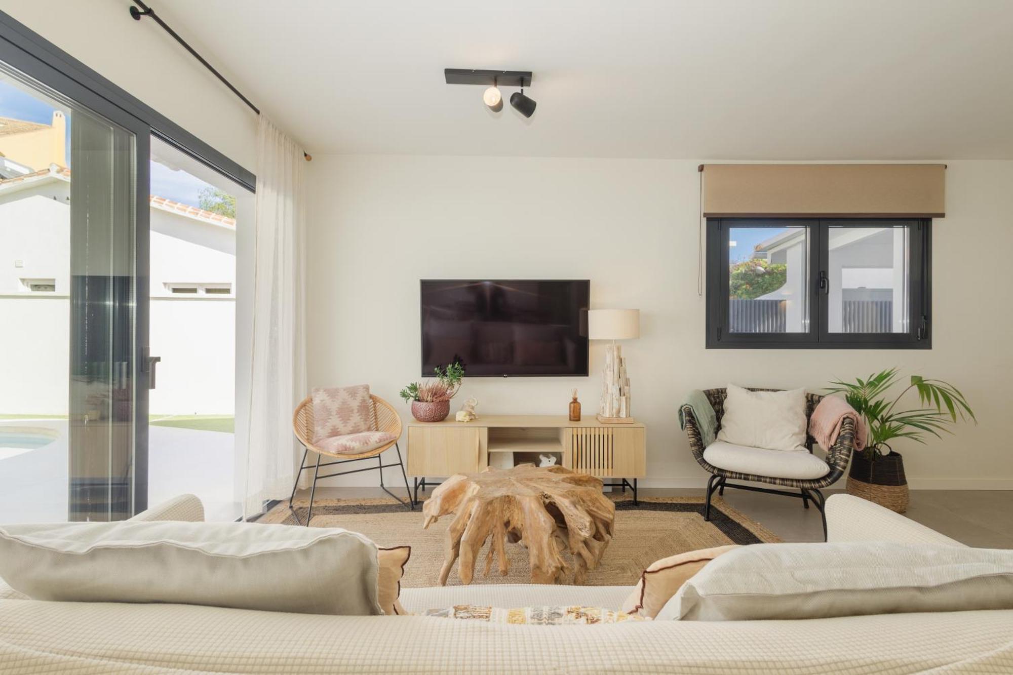 With Minimalist Decor, Pool And Bbq, Two Minutes' Walk From Costabella * Marbella