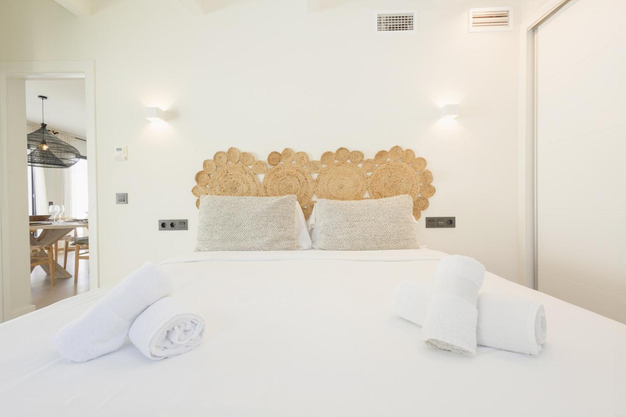 With Minimalist Decor, Pool And Bbq, Two Minutes' Walk From Costabella