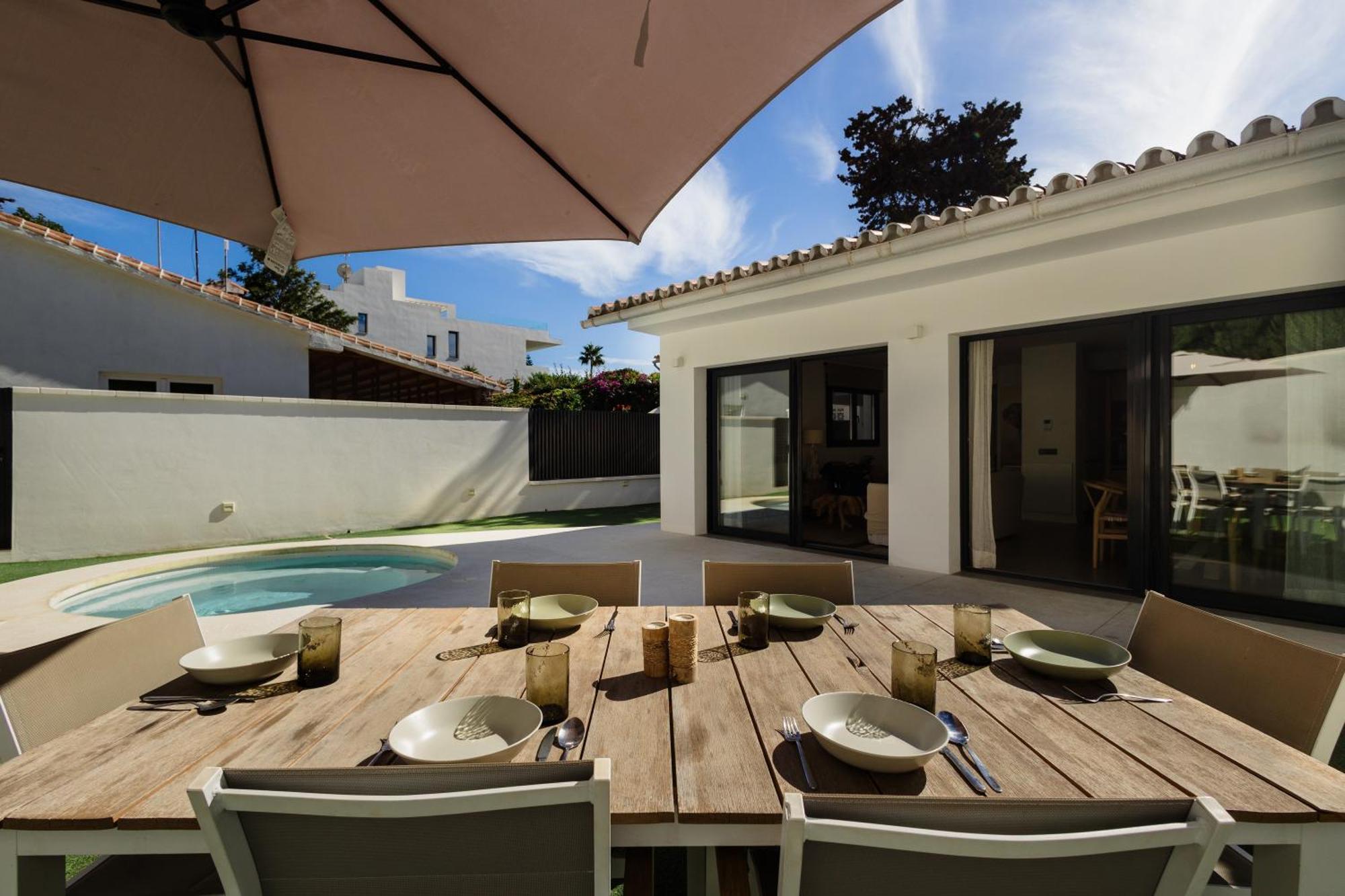 With Minimalist Decor, Pool And Bbq, Two Minutes' Walk From Costabella Villa *