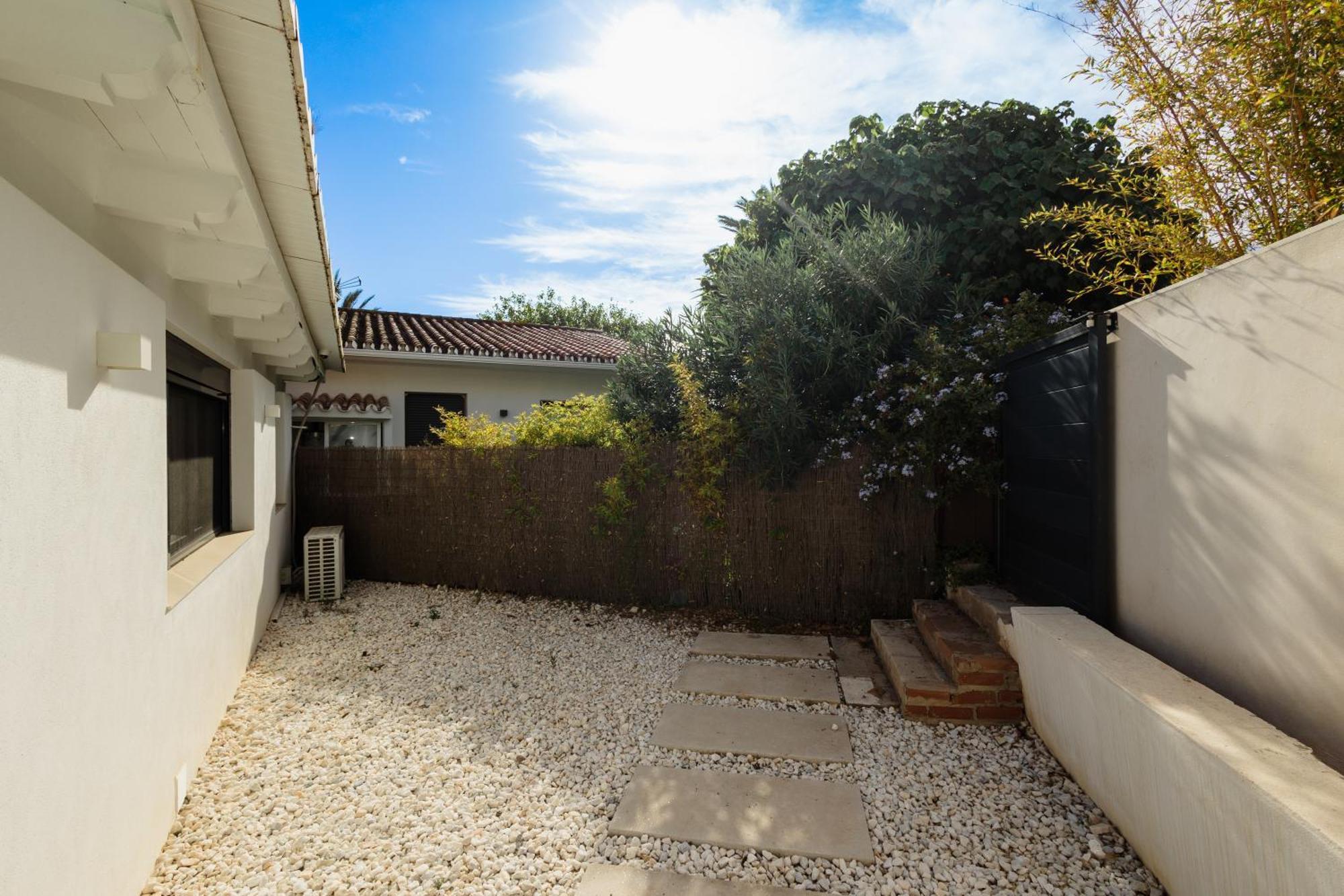 Villa With Minimalist Decor, Pool And Bbq, Two Minutes' Walk From Costabella *