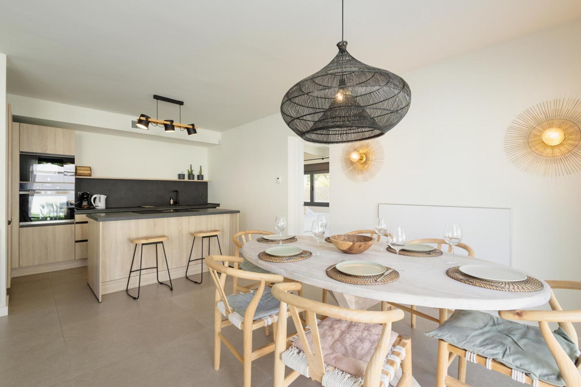 Villa With Minimalist Decor, Pool And Bbq, Two Minutes' Walk From Costabella Marbella
