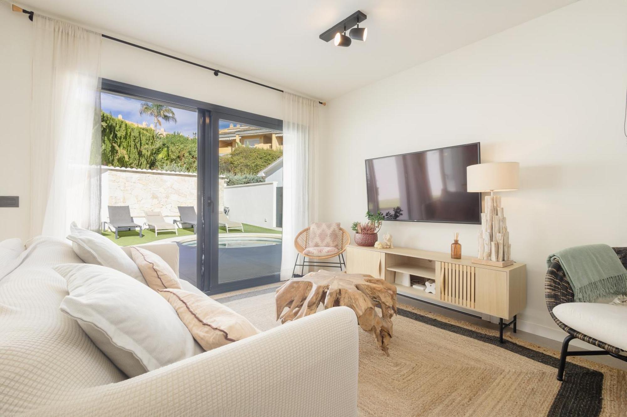 With Minimalist Decor, Pool And Bbq, Two Minutes' Walk From Costabella Marbella