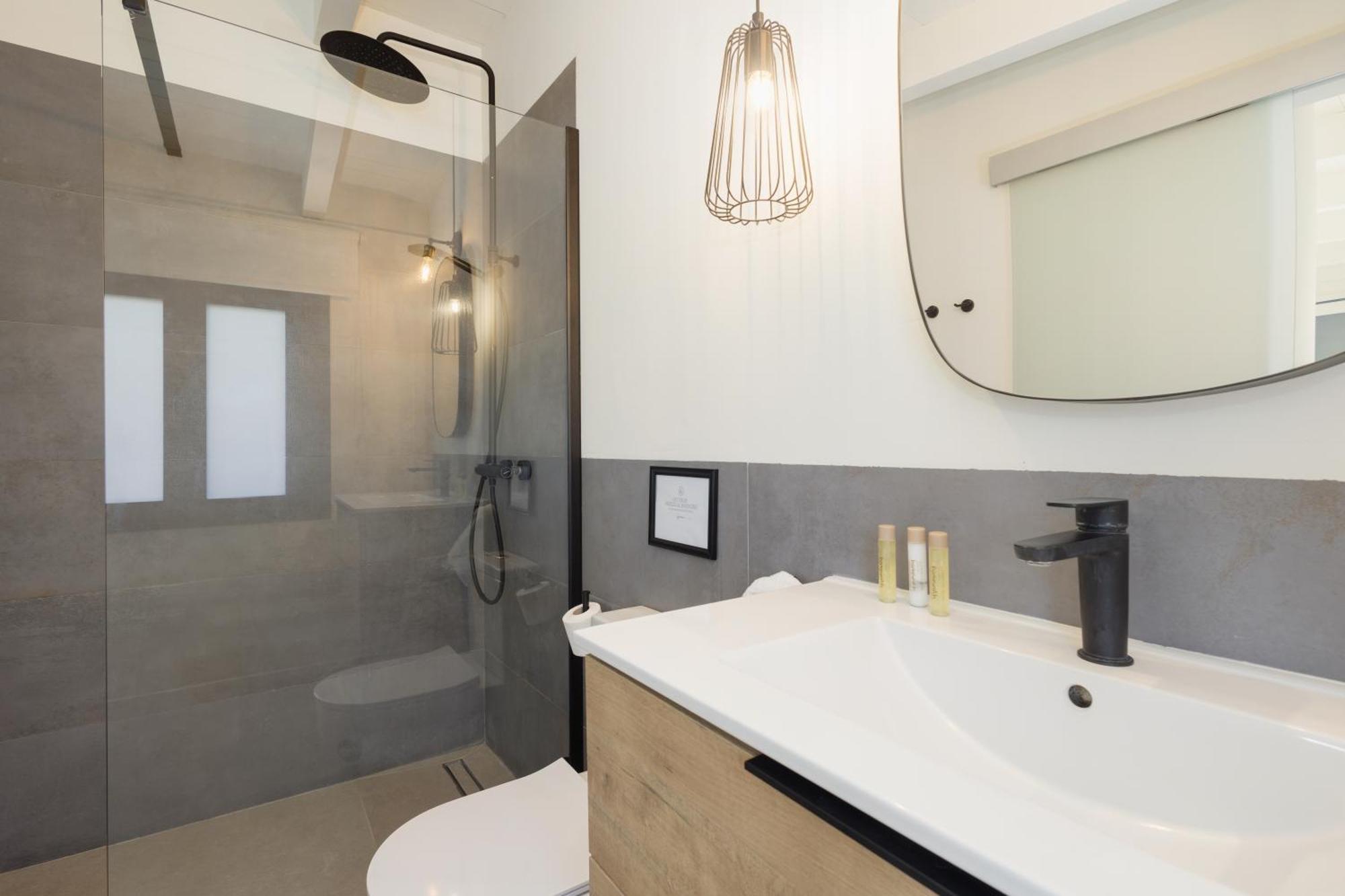 Villa With Minimalist Decor, Pool And Bbq, Two Minutes' Walk From Costabella