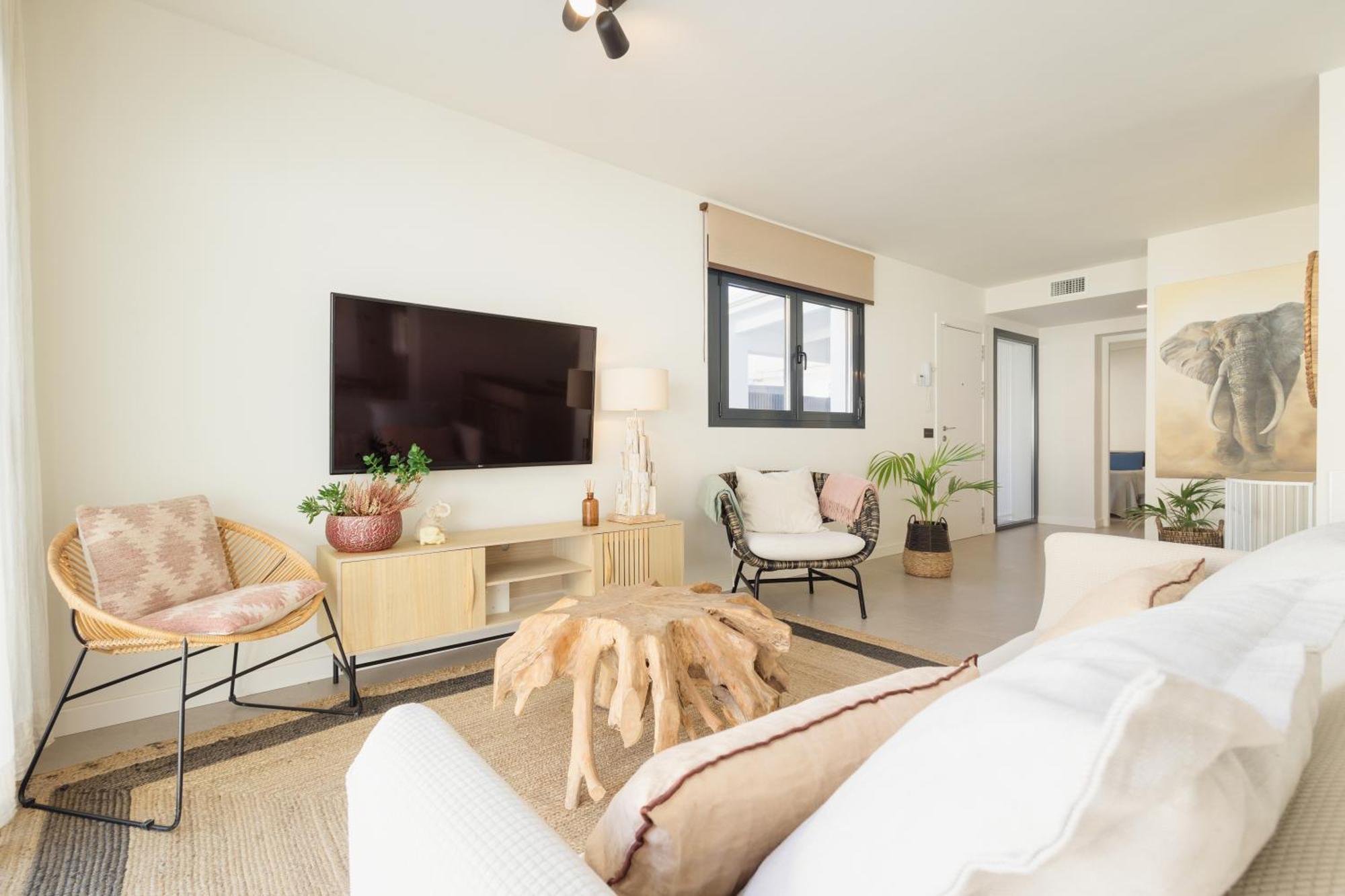 Villa With Minimalist Decor, Pool And Bbq, Two Minutes' Walk From Costabella
