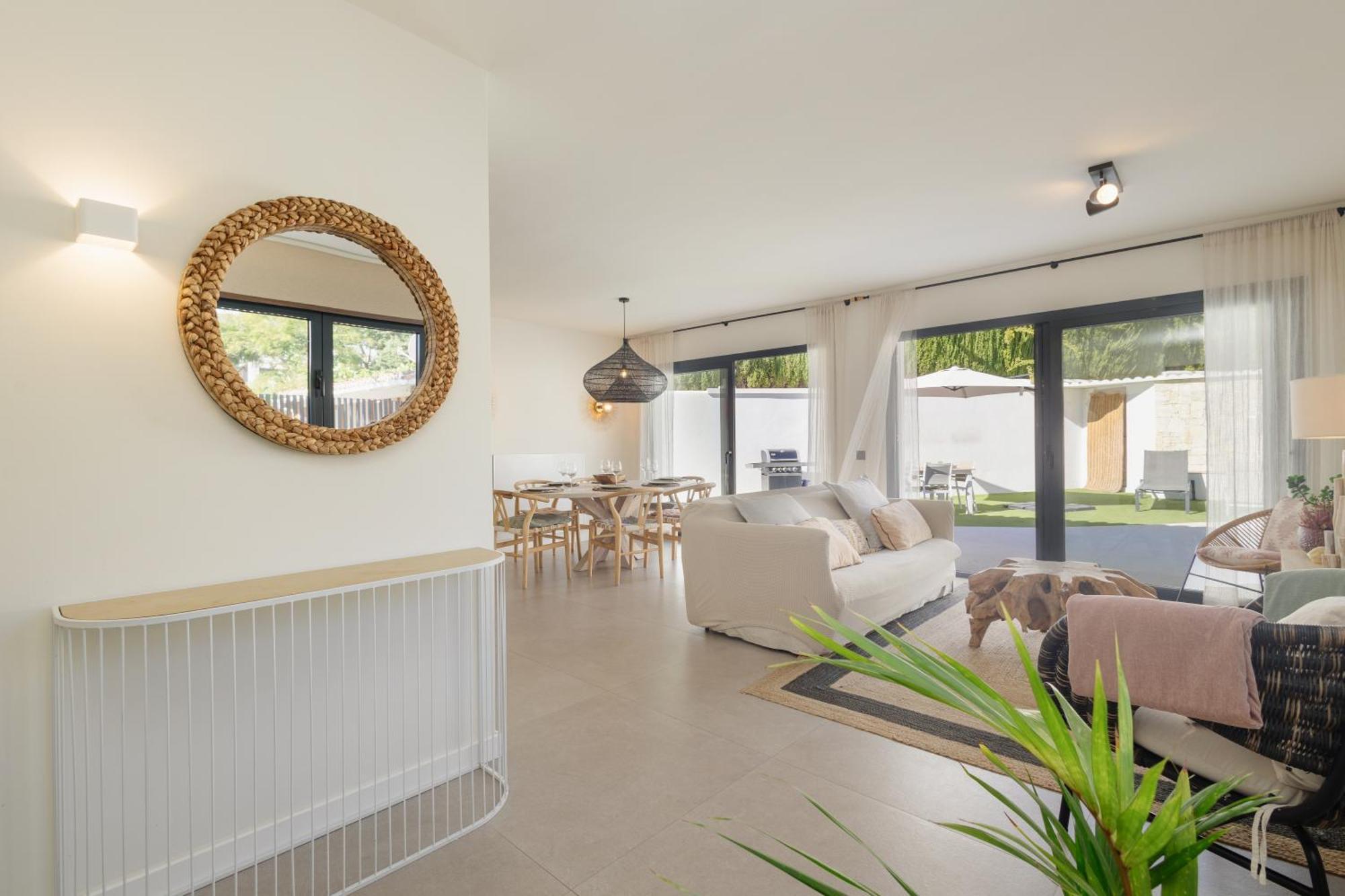 With Minimalist Decor, Pool And Bbq, Two Minutes' Walk From Costabella Villa *