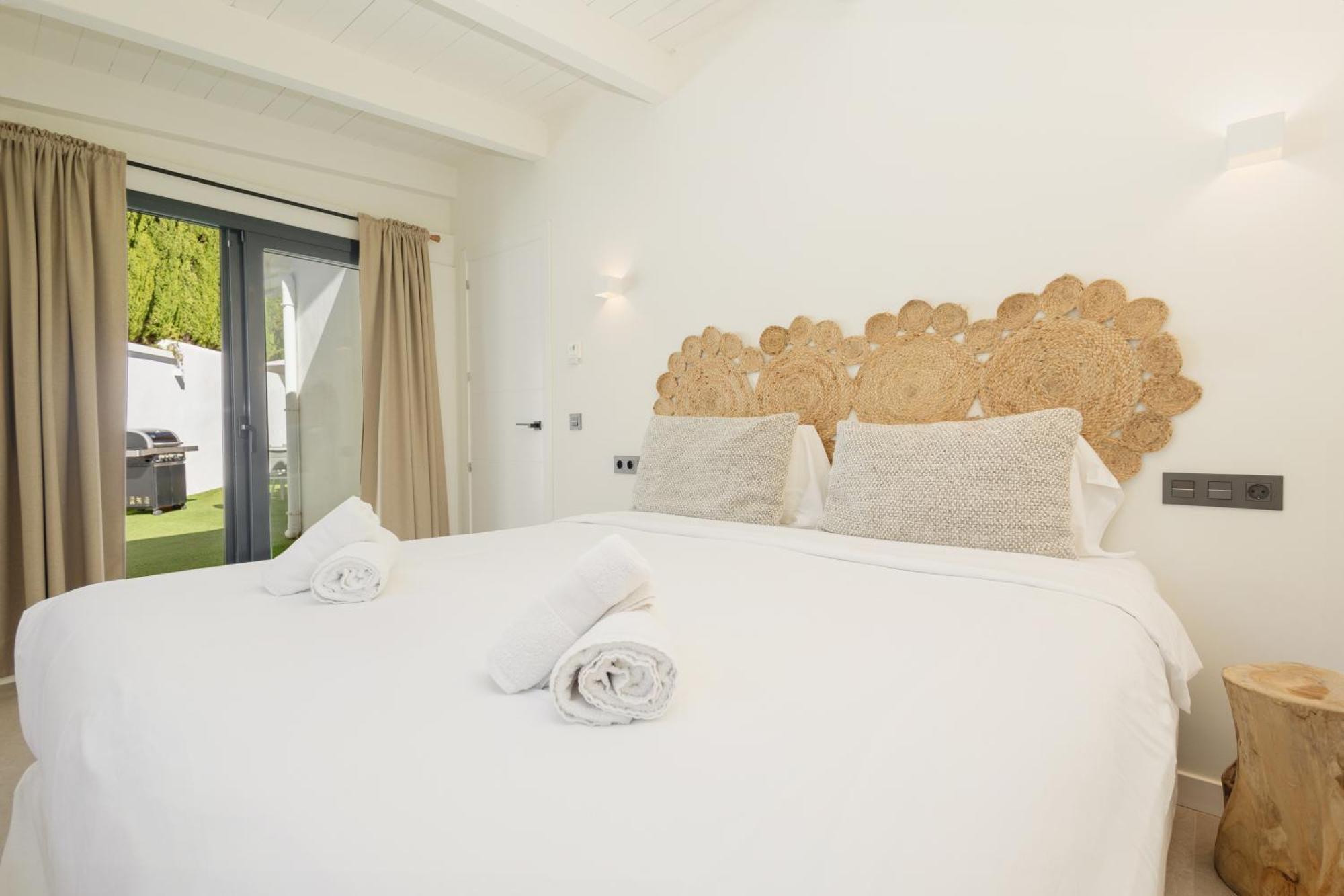 Villa With Minimalist Decor, Pool And Bbq, Two Minutes' Walk From Costabella