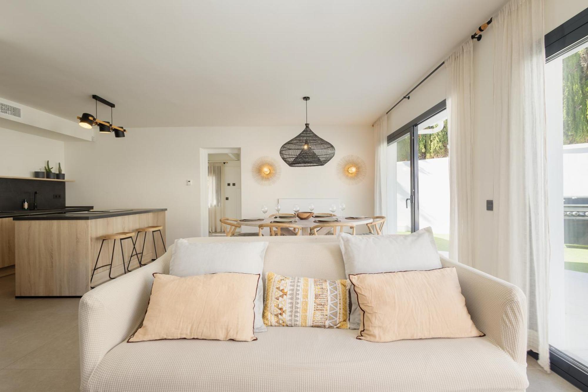 With Minimalist Decor, Pool And Bbq, Two Minutes' Walk From Costabella Marbella