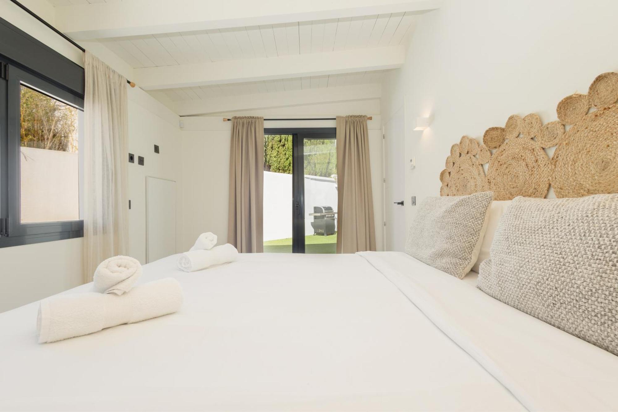 With Minimalist Decor, Pool And Bbq, Two Minutes' Walk From Costabella * Marbella