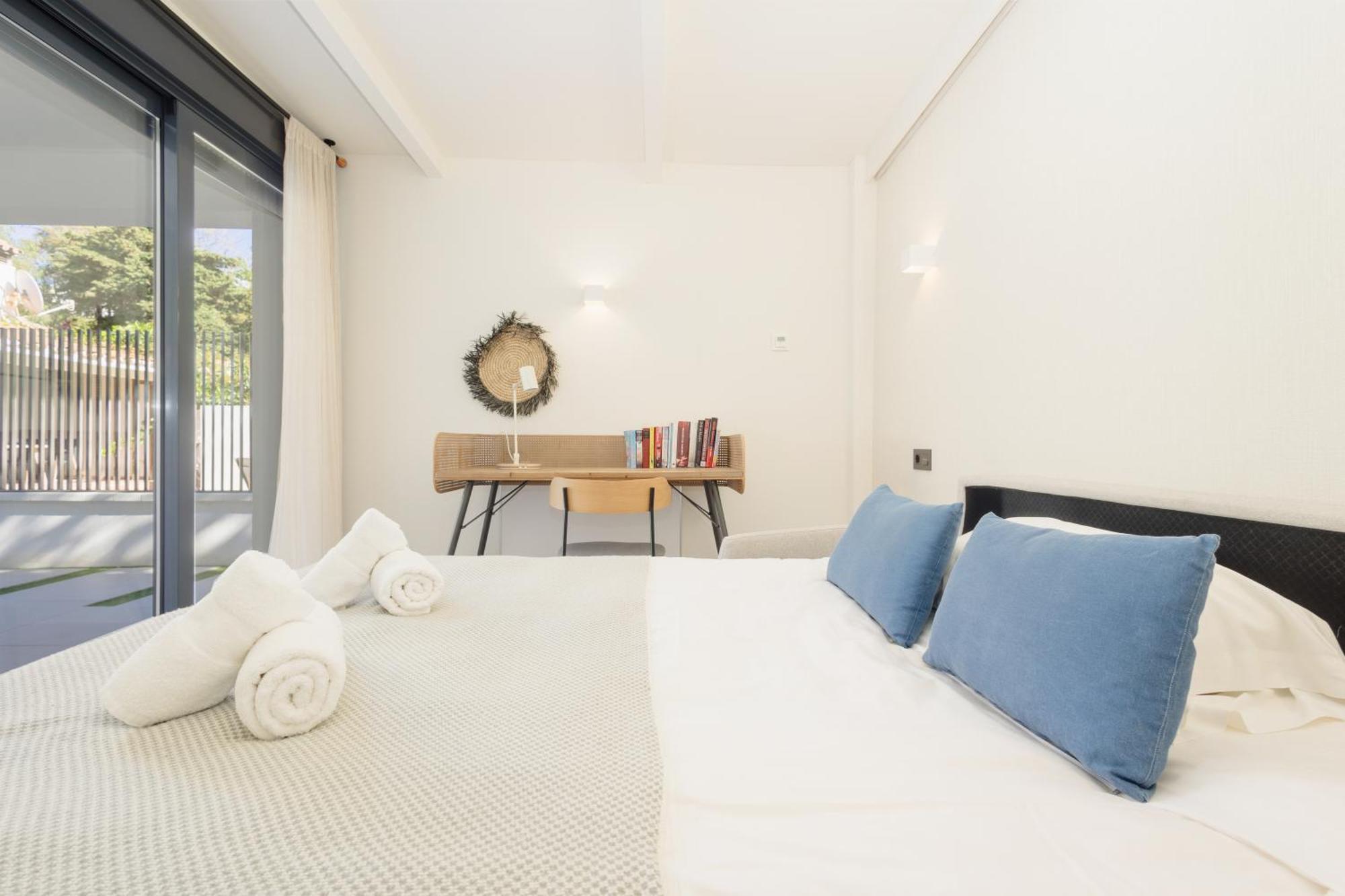 Villa With Minimalist Decor, Pool And Bbq, Two Minutes' Walk From Costabella Marbella