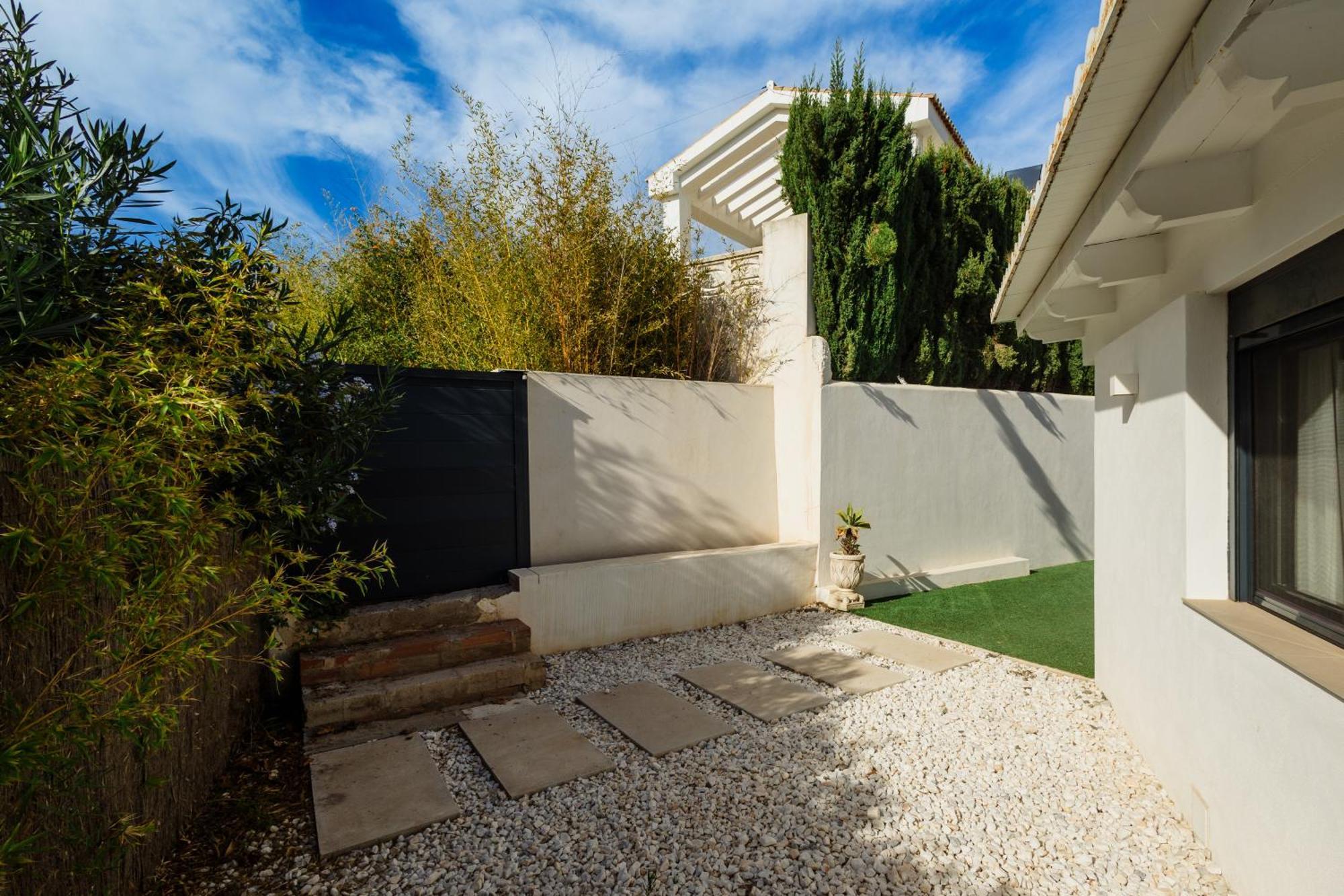 Villa With Minimalist Decor, Pool And Bbq, Two Minutes' Walk From Costabella