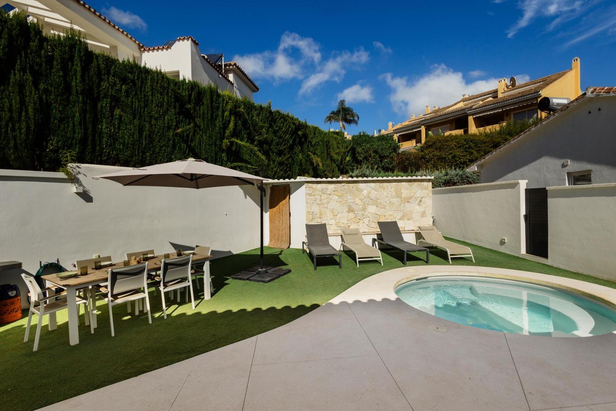 Villa With Minimalist Decor, Pool And Bbq, Two Minutes' Walk From Costabella *